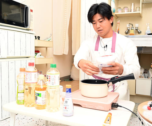 調味料は目分量（撮影・たえ見朱実）