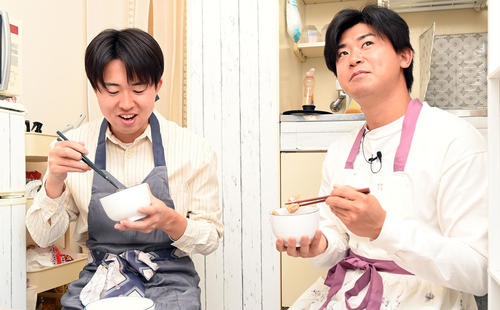 「おいしいです！」試食をするDeNA京山と今永（撮影・たえ見朱実）