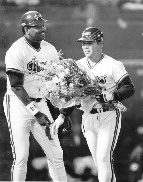 90年4月、ダイエー戦で2点本塁打を放ち1501打点を記録したオリックス門田さんはブーマーに祝福される