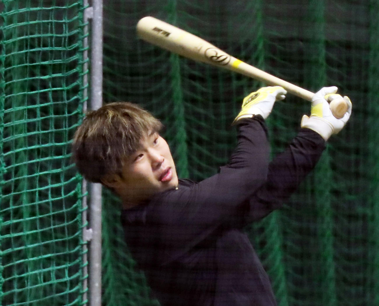 打撃練習を行う井上