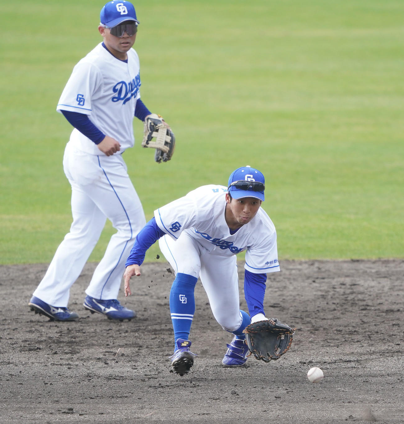 シートノックで軽快な動きを見せる田中幹也（右）左は村松