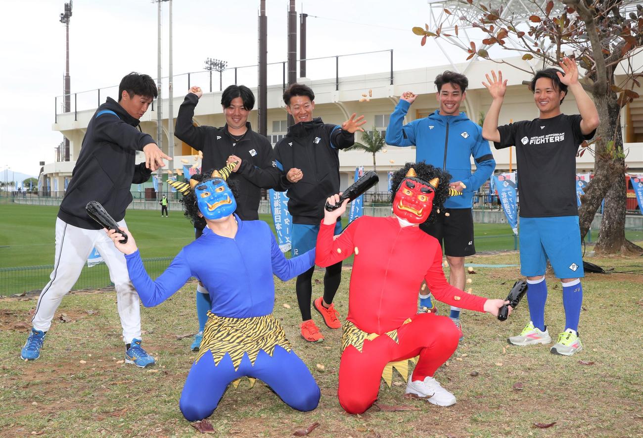 節分で豆を投げる左から日本ハム加藤豪、金村、矢沢、宮内、奈良間（23年2月3日）
