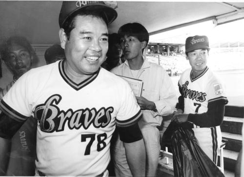 1990年5月21日、長嶋茂雄氏と並ぶプロ入り通算1522打点を上げた門田博光（左）は、ゲーム後、駆けつけた福本豊二軍監督にも祝福され笑顔を見せる