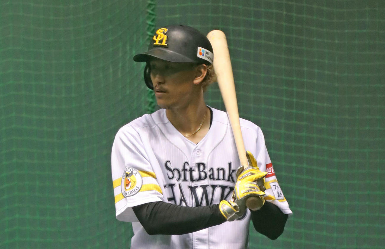 三森は今季からグリップエンドに右手小指をかけるように変えた（撮影・屋方直哉）
