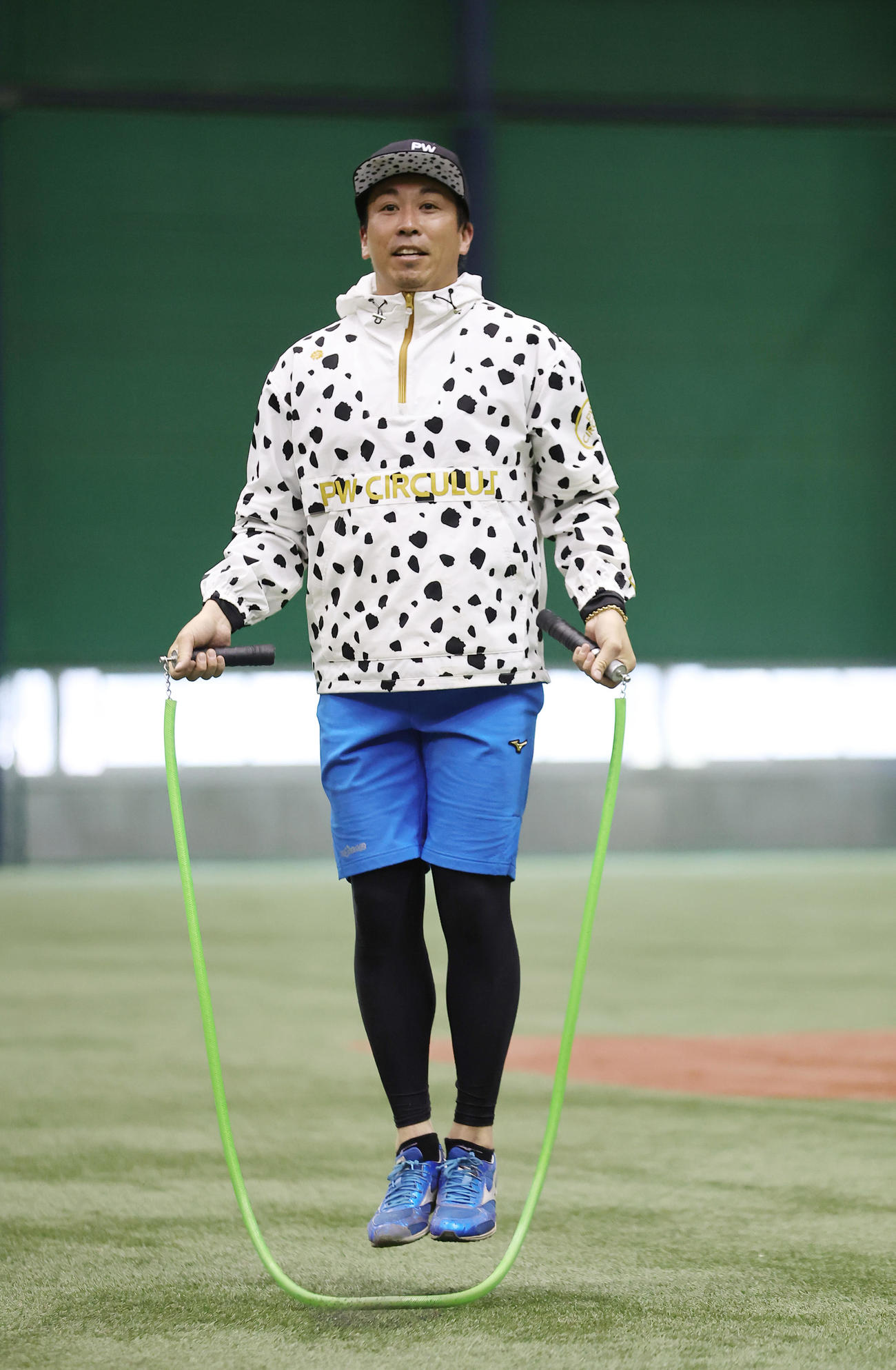 縄跳びを行うロッテ益田（撮影・足立雅史）