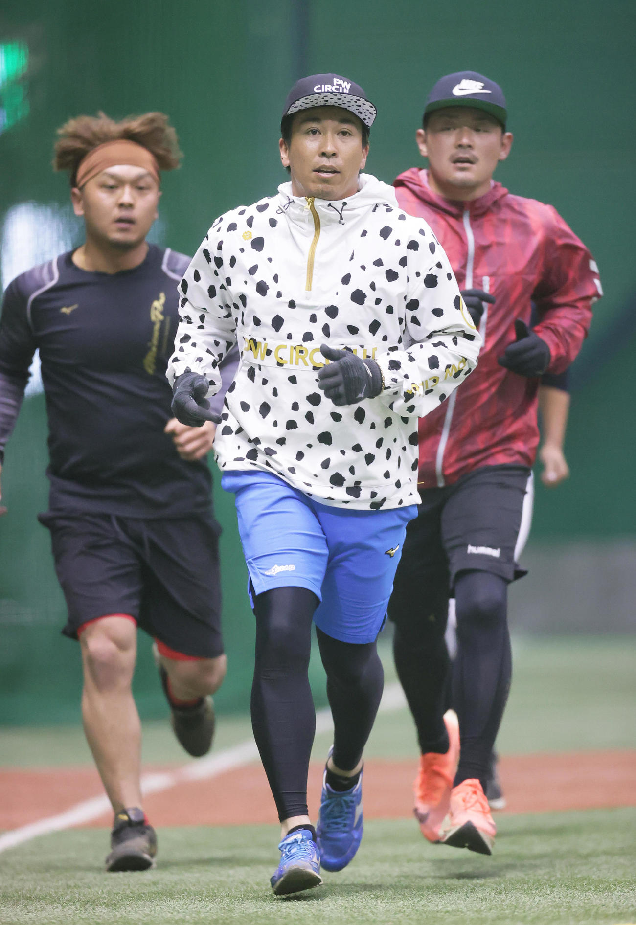 自主トレでランニングメニューをこなすロッテの、左から田村、益田、江村（撮影・足立雅史）
