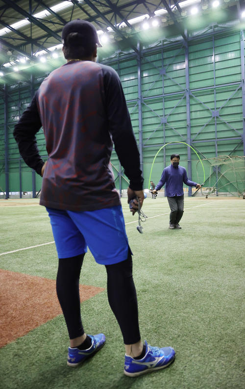 自主トレを公開したロッテ益田（左）が見つめる中、縄跳びトレーニングを体験する本紙鎌田記者（撮影・足立雅史）