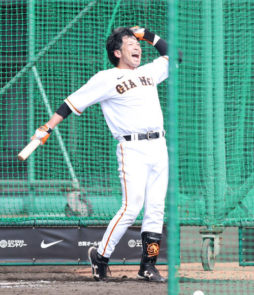 打撃練習を終え元気よくあいさつする巨人松田（撮影・宮地輝）