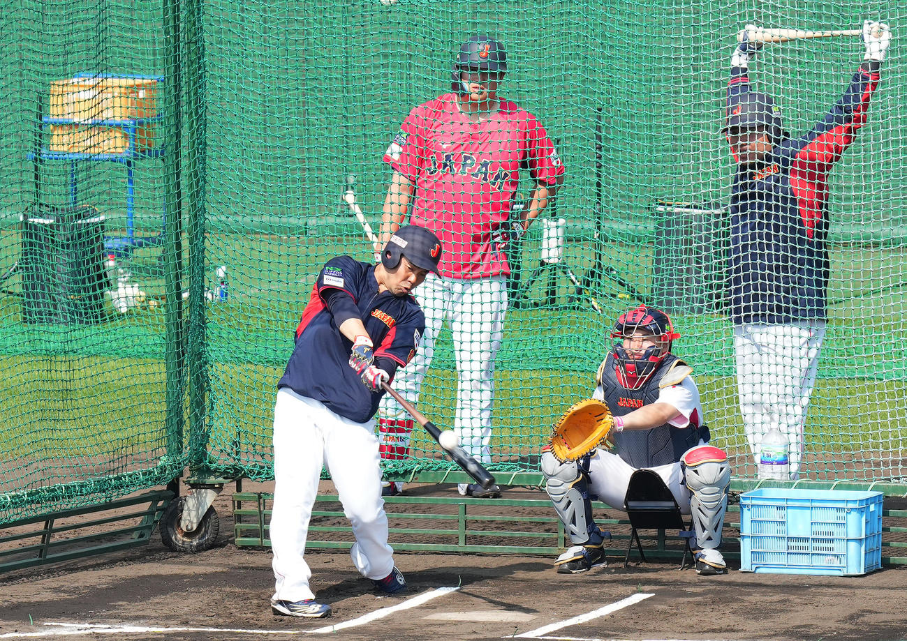 全体練習後、特打をする近藤。後方左は村上、後方右は山川（撮影・菅敏）