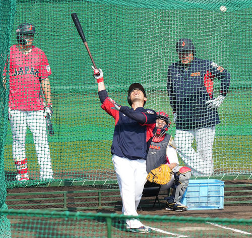 全体練習後、特打をする近藤健介。左は村上、右は山川（撮影・菅敏）
