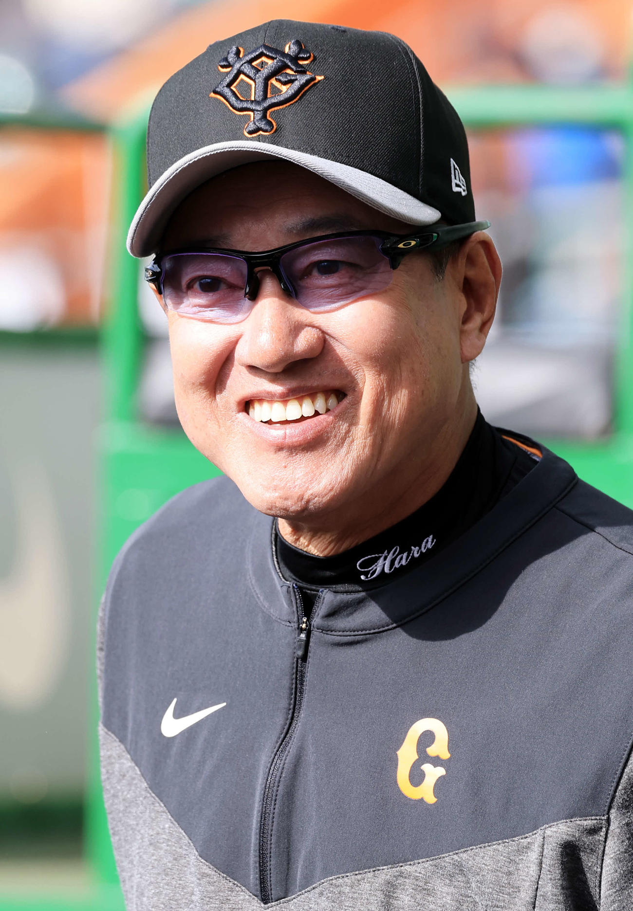 練習中、笑みがこぼれる巨人原監督（撮影・浅見桂子）