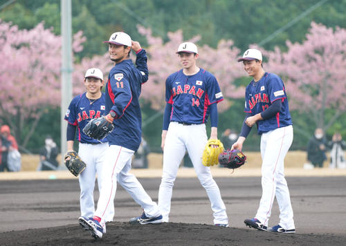 ノックを受けるダルビッシュ（左から2人目）。左端は宮城、左から3人目は佐々木、右端は湯浅（2023年2月23日撮影）