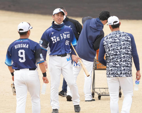 12日、特守を終えた西武蛭間拓哉（左）、西川（右）に声を掛ける赤田外野守備走塁コーチ