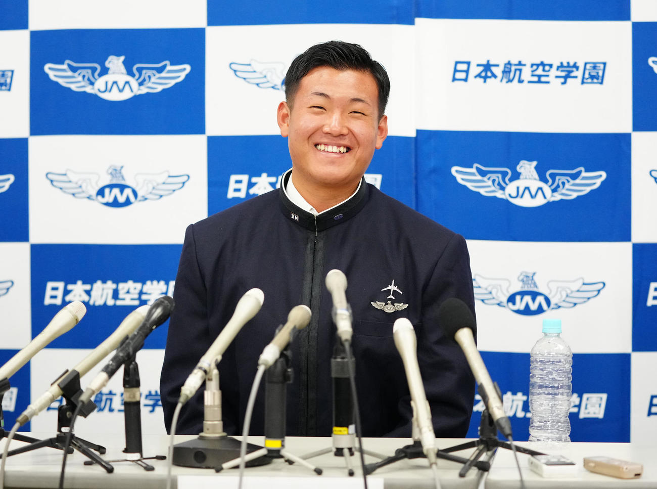 22年10月、オリックスから2位指名を受け、笑顔を見せる日本航空石川・内藤鵬