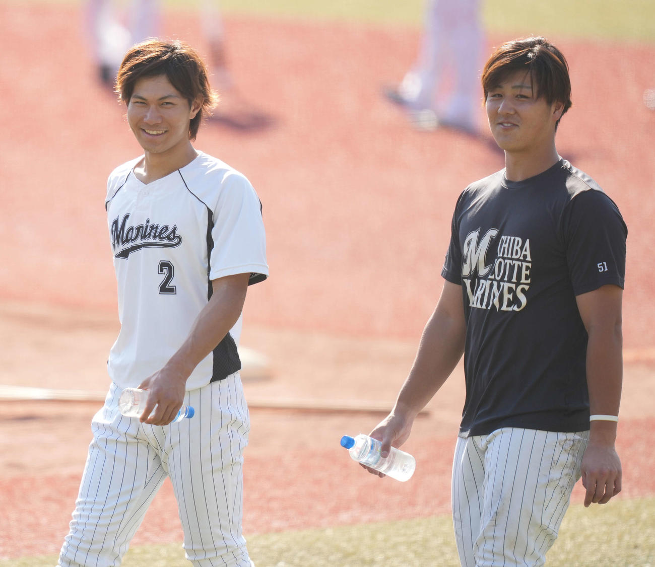 ロッテ藤原（左）と山口（2021年11月2日撮影）