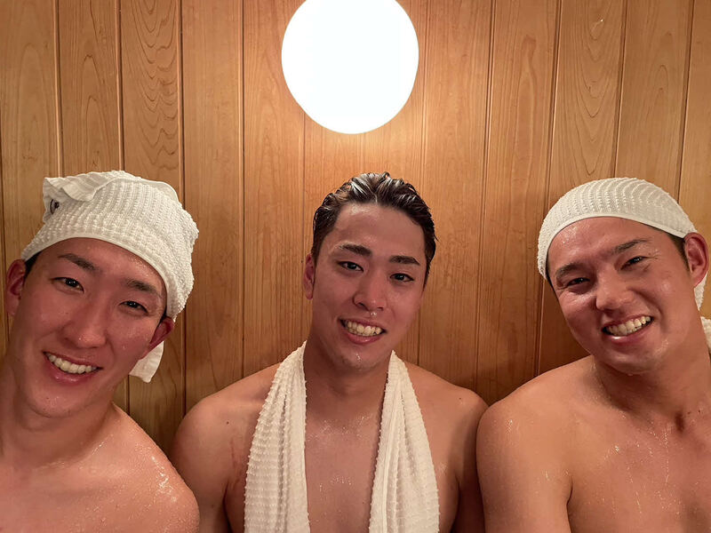 サウナでととのう、左からDeNA大貫晋一投手、入江大生投手、森原康平投手（球団提供）