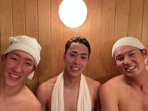 サウナでととのう、左からDeNA大貫晋一投手、入江大生投手、森原康平投手(球団提供)