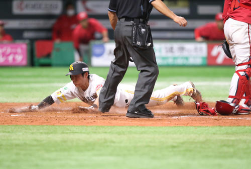 ソフトバンク対広島　3回裏ソフトバンク1死二塁、上林は今宮の適時打で生還する（撮影・屋方直哉）
