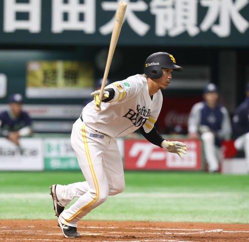 ソフトバンク対ヤクルト　7回裏ソフトバンク1死満塁、三森は右前適時打を放つ（撮影・屋方直哉）