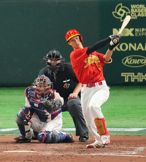 WBC1次ラウンドB組　日本対中国　6回表中国2死、左越えソロ本塁打を放つ梁培（2023年3月9日撮影）