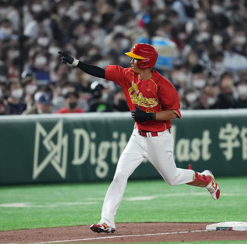 WBC1次ラウンドB組　日本対中国　6回表中国2死、左越えに本塁打を放ち、ダイヤモンドを回る梁培（2023年3月9日撮影）