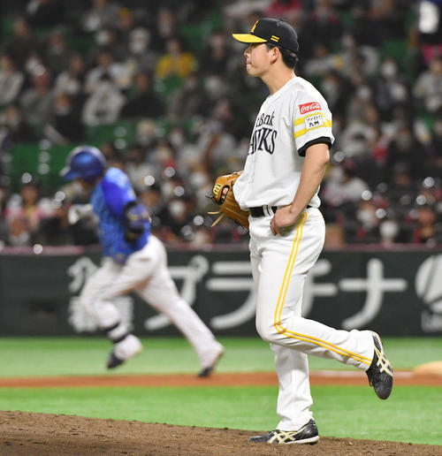6回表DeNA無死、宮崎（左）にこの試合2本目となる左越え本塁打を打たれ、悔しそうな表情を見せる大関（撮影・岩下翔太）