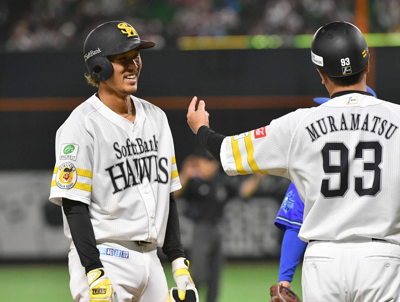 ソフトバンク対DeNA 8回裏、適時二塁打を放ち、悪送球の間に三塁へ進んだ三森（左）は村松コーチと笑顔で話す（撮影・岩下翔太）