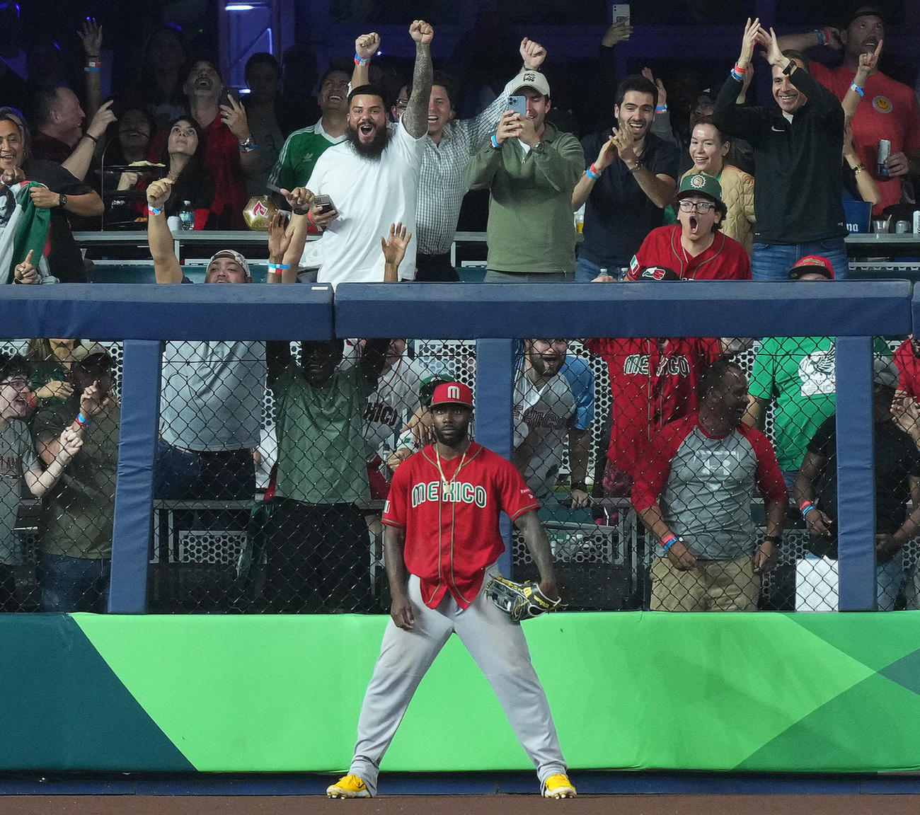 WBC準決勝の日本対メキシコ　5回裏日本無死、岡本の打球を好捕し、ドヤ顔するアロザレーナ（2023年3月20日撮影）