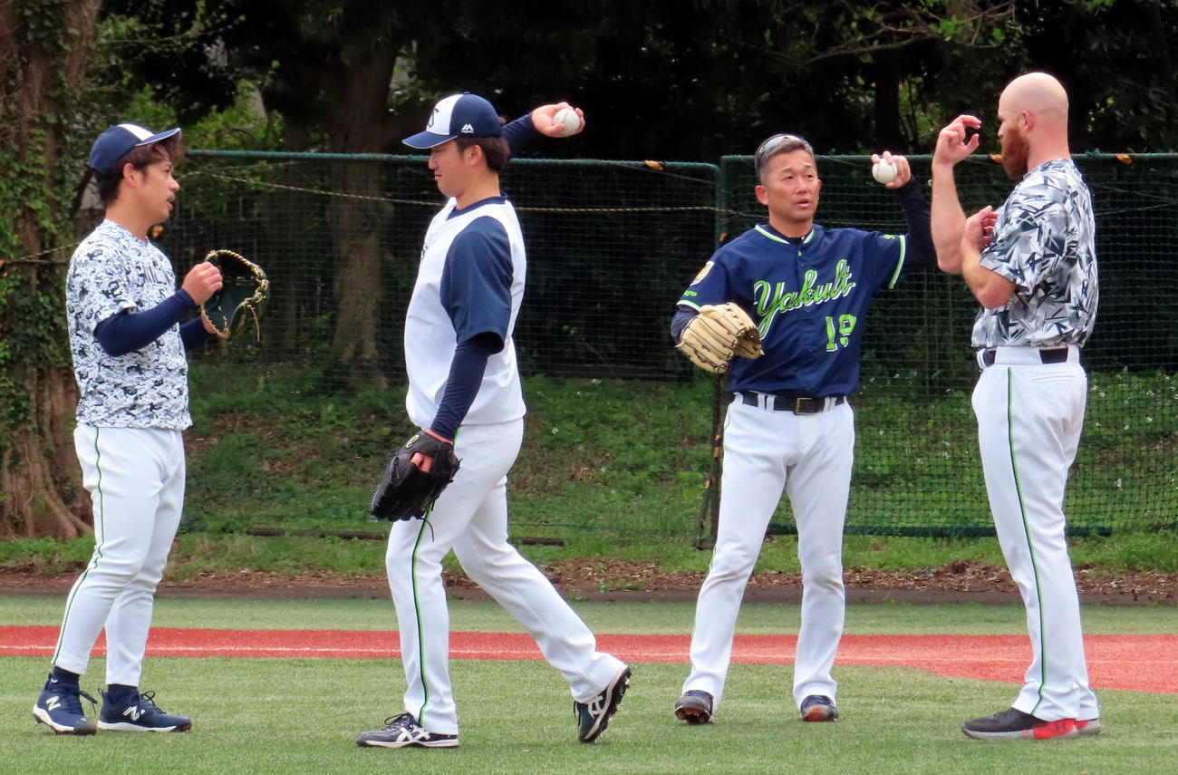 神宮外苑で投球について意見交換するヤクルト石川雅規投手（左から3人目）と左から小川泰弘投手、吉村貢司郎投手、1人おいてサイスニード投手（撮影・三須一紀）
