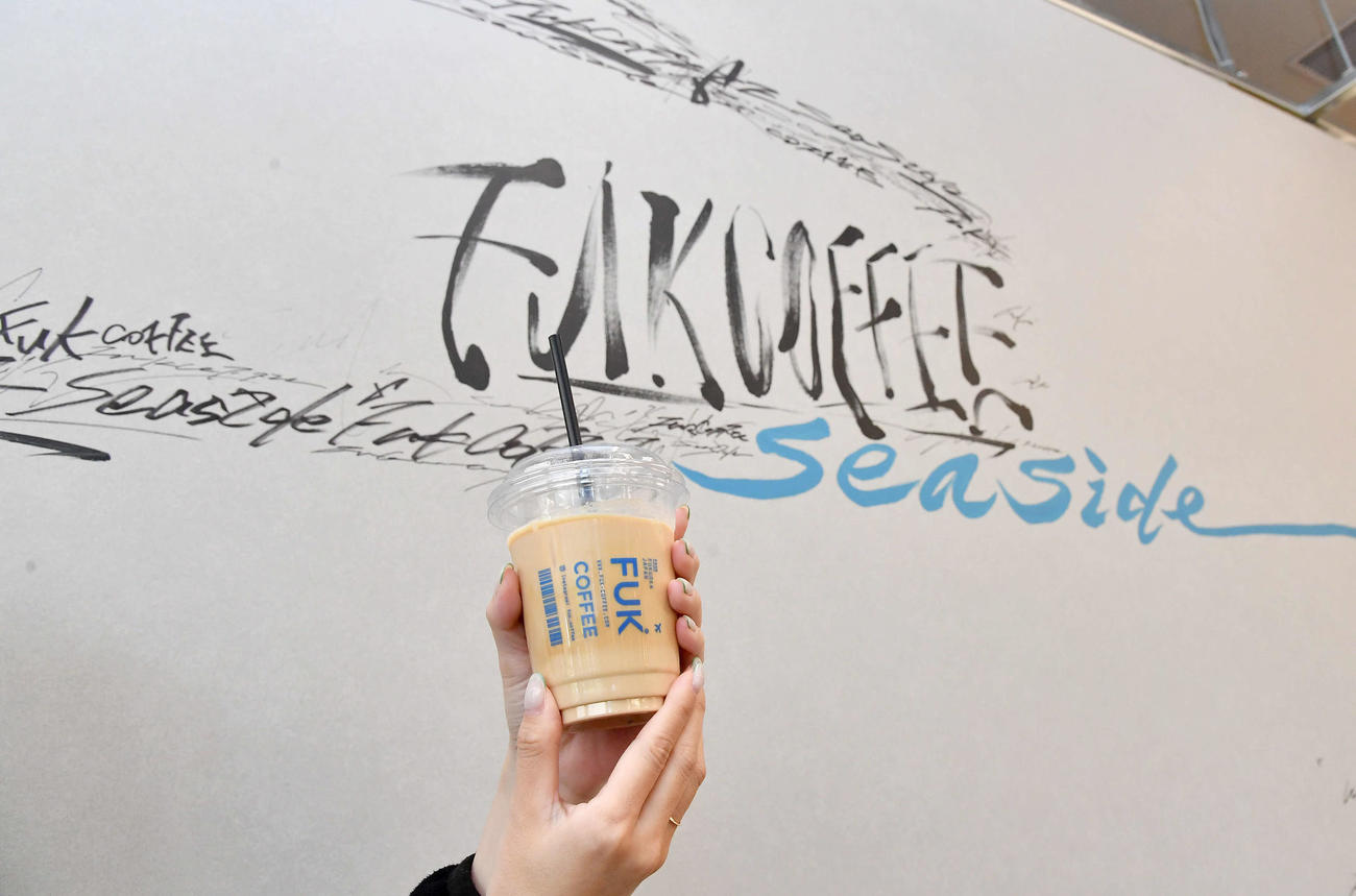 30日よりオープンするFUK COFFEE Seaside（BOSS E・ZO FUKUOKA 3階）のカフェラテ（撮影・岩下翔太）