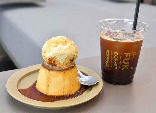 30日よりオープンするFUK COFFEE Seaside（BOSS E・ZO FUKUOKA 3階）のコーヒーとFUKプリン（撮影・岩下翔太）