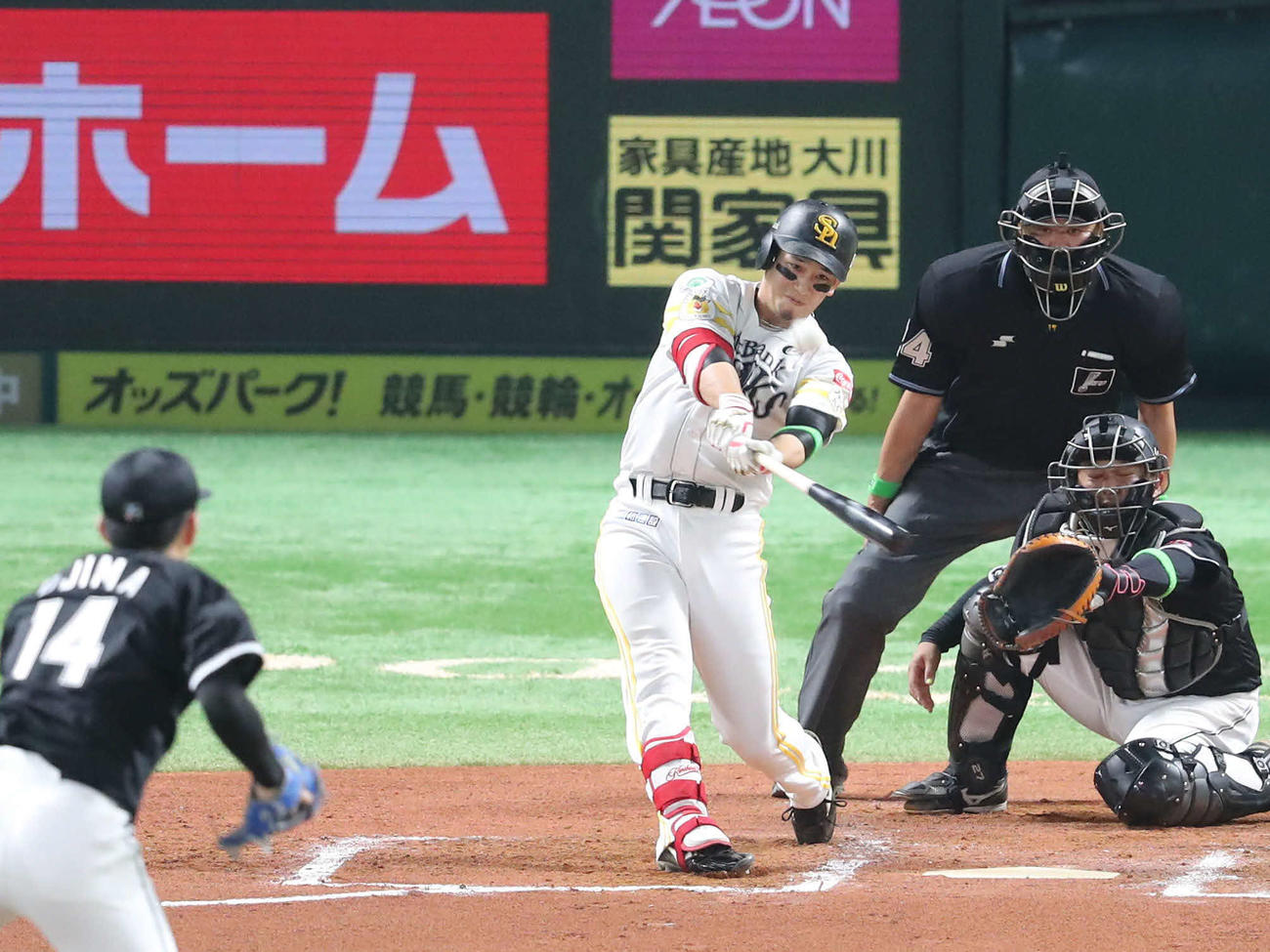 ソフトバンク対ロッテ　6回裏ソフトバンク無死一、二塁、栗原は右中間に先制3点本塁打を放つ（撮影・梅根麻紀）
