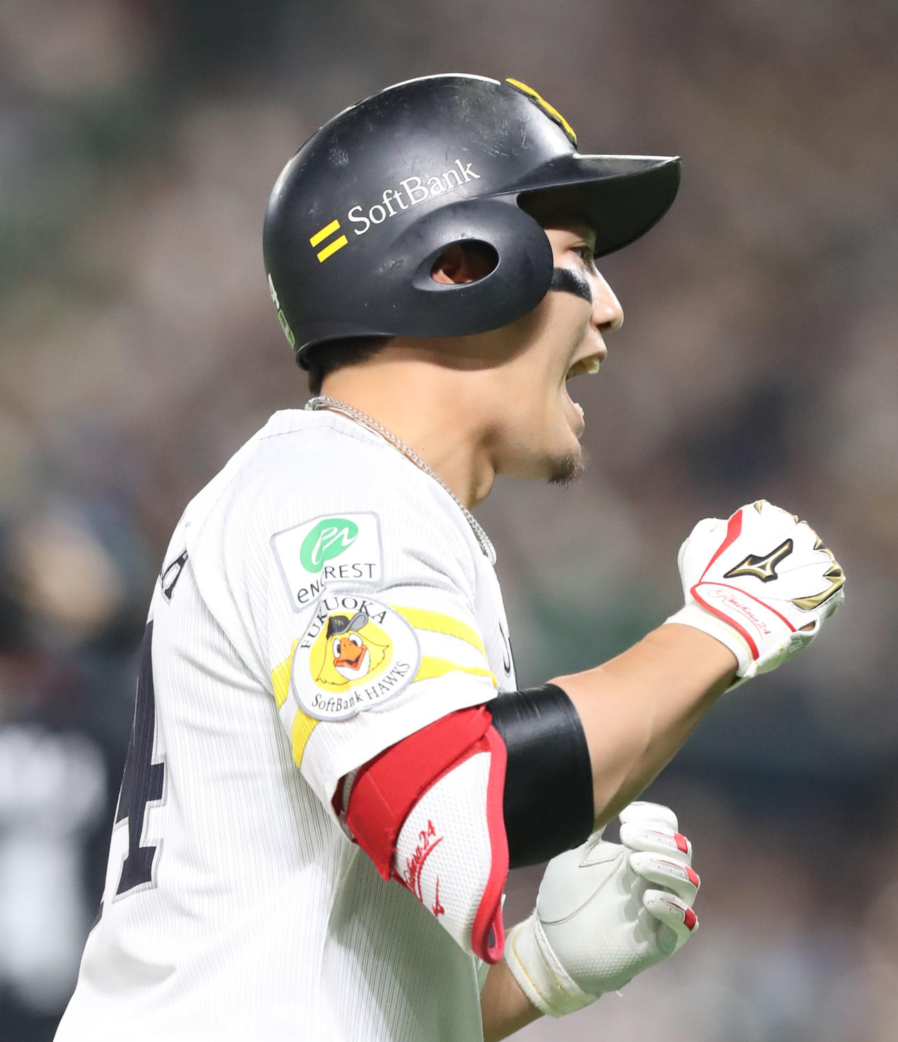 ソフトバンク対ロッテ　6回裏ソフトバンク無死一、二塁、右中間へ3点本塁打を放ちガッツポーズをする栗原（撮影・屋方直哉）