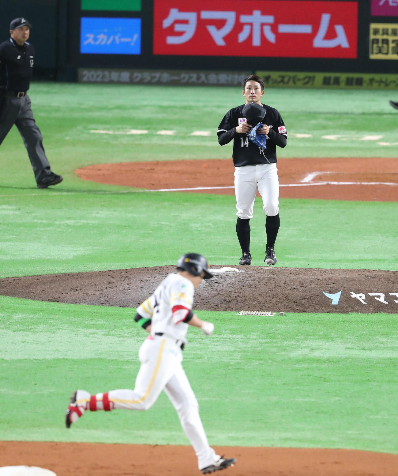 ソフトバンク対ロッテ　6回裏ソフトバンク無死一、二塁、栗原陵矢に先制3点本塁打を浴びた小島和哉（撮影・梅根麻紀）