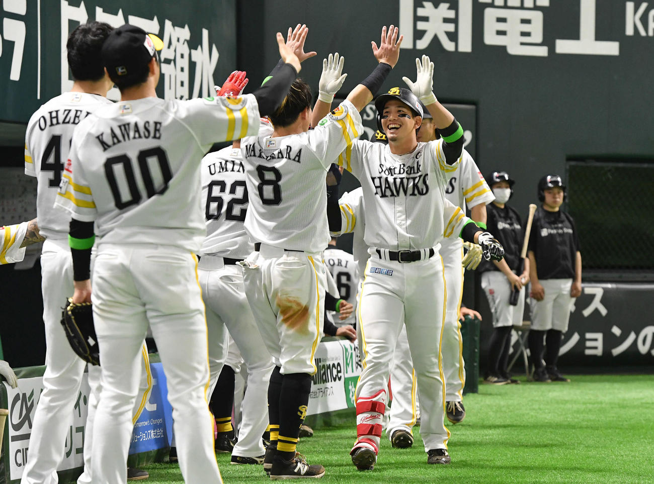 ソフトバンク対ロッテ　6回裏ソフトバンク無死一、二塁、右中間へ先制3点本塁打を放った栗原（右）は、牧原大（背番号8）らソフトバンクナインと笑顔でタッチを交わす（撮影・岩下翔太）