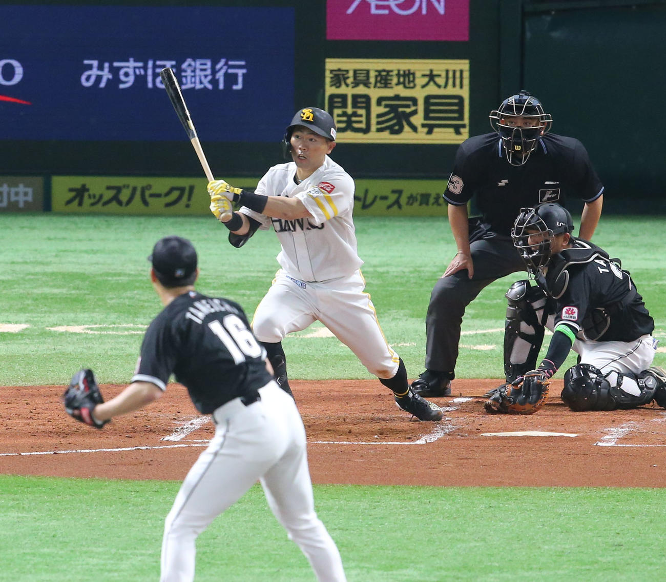 ソフトバンク対ロッテ　2回裏ソフトバンク2死、中村晃は右越え二塁打を放つ（撮影・梅根麻紀）