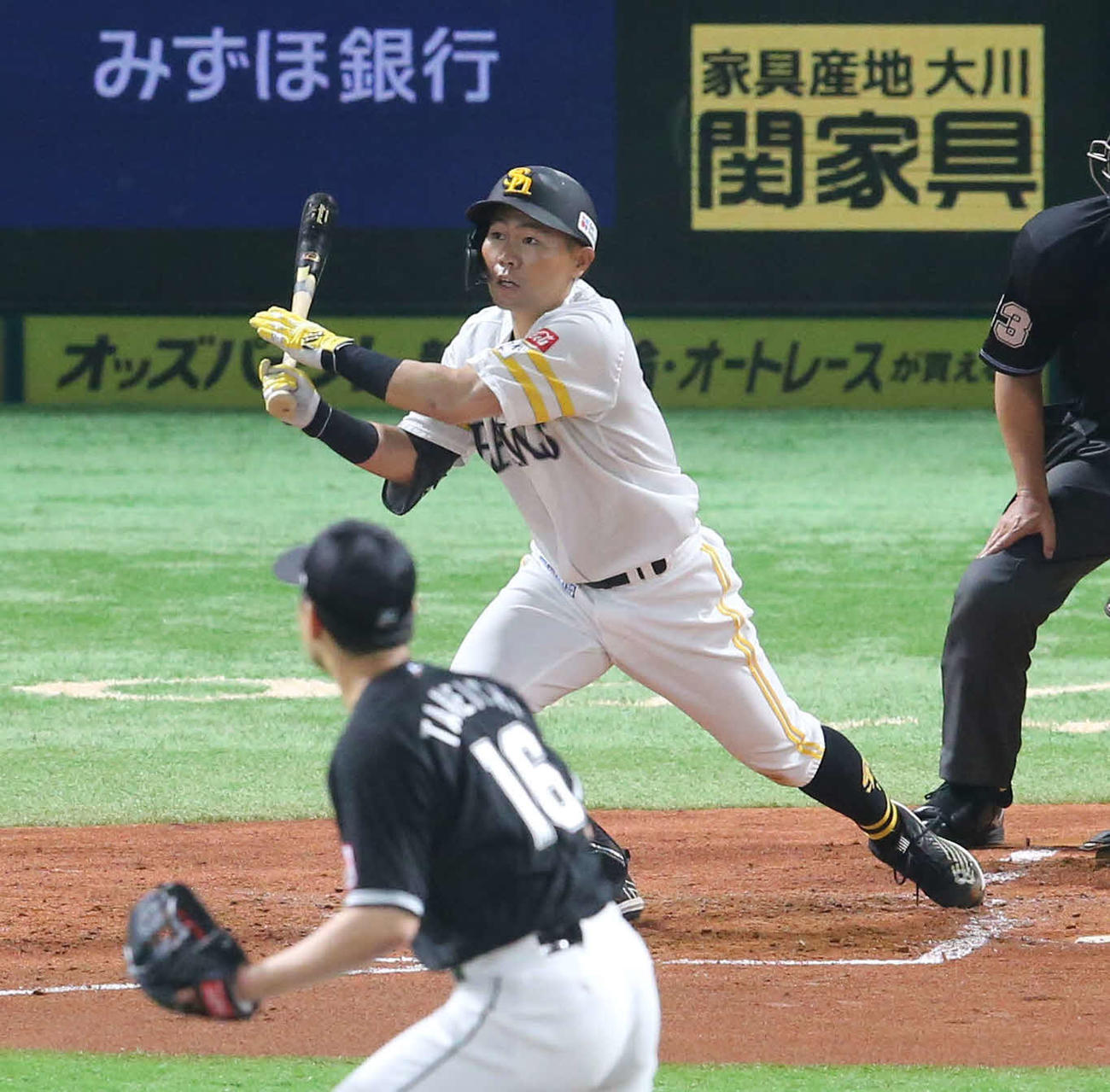 ソフトバンク対ロッテ　2回裏ソフトバンク2死、中村晃は右越え二塁打を放つ（撮影・梅根麻紀）