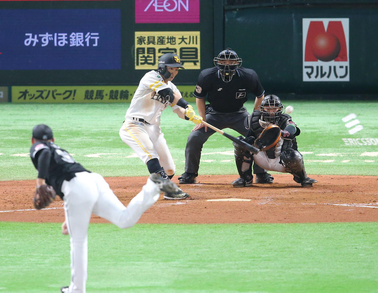 ソフトバンク対ロッテ　5回裏ソフトバンク無死満塁、中村晃は右犠飛を放つ（撮影・梅根麻紀）