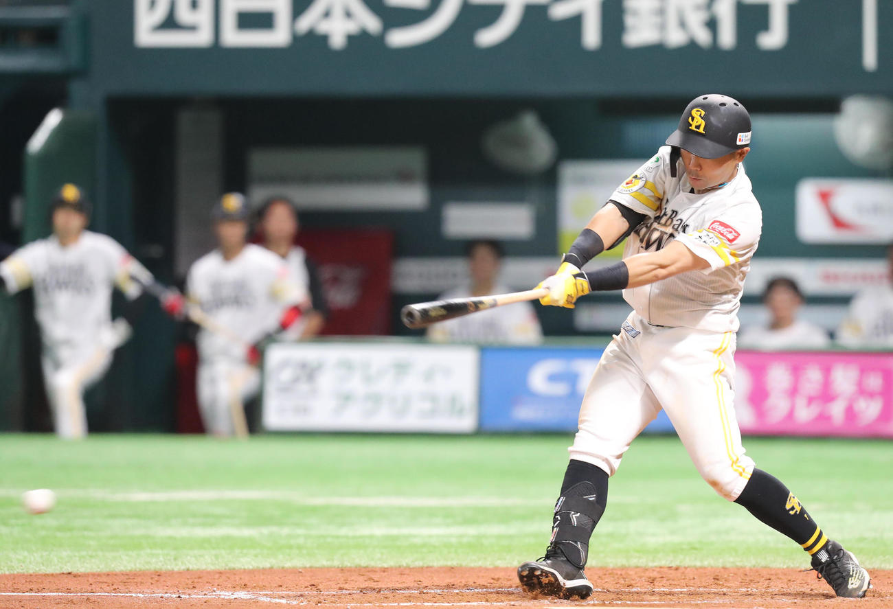 ソフトバンク対ロッテ　7回裏ソフトバンク無死、中村晃は内野安打を放つ（撮影・冨田成美）