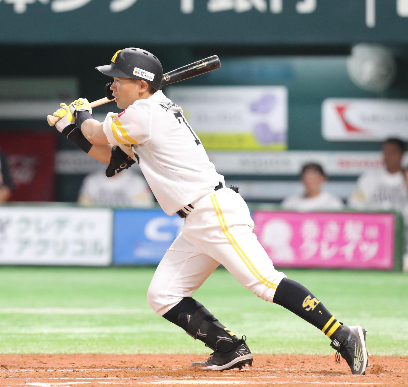 ソフトバンク対ロッテ　7回裏ソフトバンク無死、中村晃は内野安打を放つ（撮影・冨田成美）