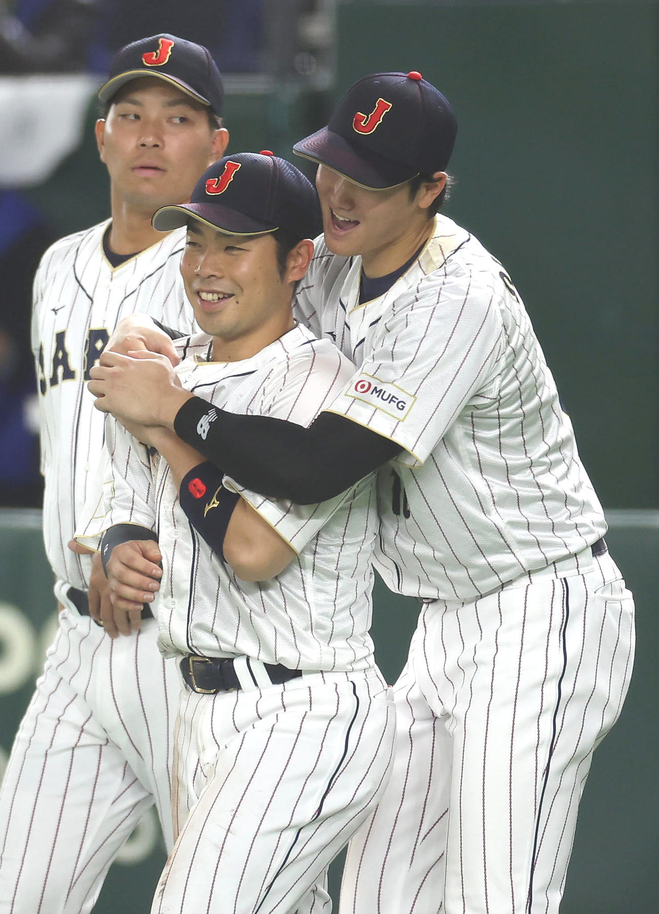 中国に勝利し、近藤（中央）に抱きついて喜ぶ大谷（2023年3月9日撮影）