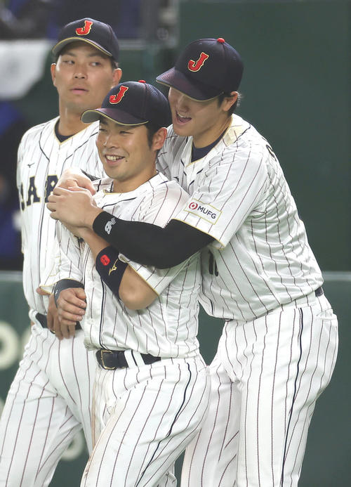 中国に勝利し、近藤(中央)に抱きついて喜ぶ大谷(2023年3月9日撮影)