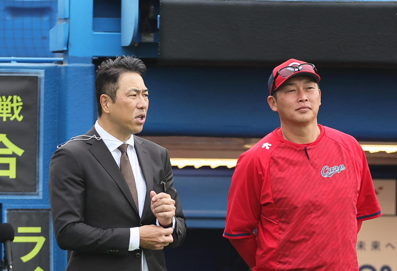 広島新井監督（右）と話す黒田博樹氏（2023年3月撮影）