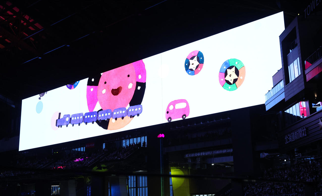 日本ハム対楽天　大型ビジョンに表示された絵本作家五味太郎氏のイラスト（2022年3月30日撮影）