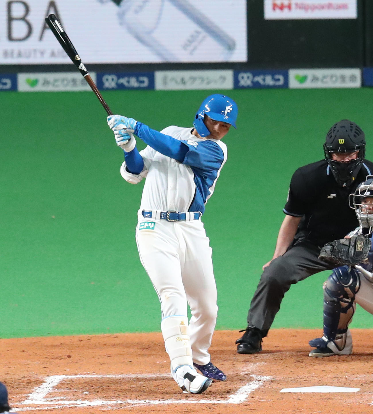 日本ハム対西武　6回裏日本ハム1死一塁、清宮はフェンス直撃の二塁打を放つ（2022年3月30日撮影）