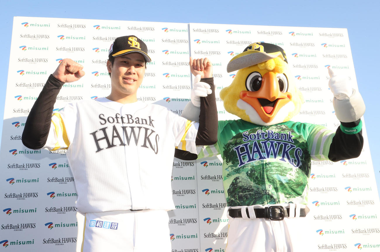 ソフトバンク対西武　勝利投手となった藤井は、ハリーホークとガッツポーズ（撮影・梅根麻紀）