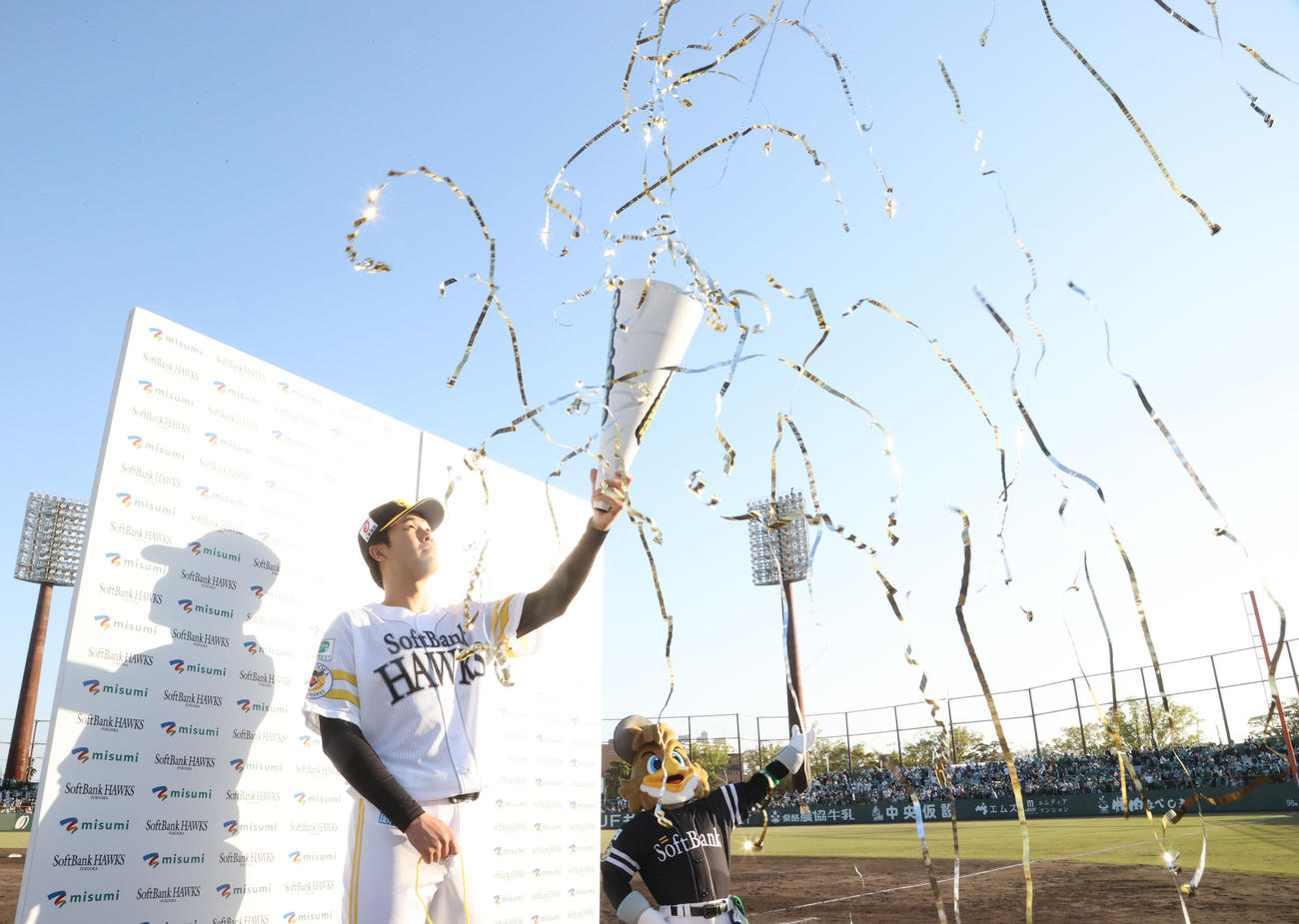 ソフトバンク対西武　勝利投手となった藤井は勝利のクラッカーを飛ばす（撮影・梅根麻紀）