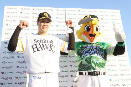 ソフトバンク対西武　勝利投手となった藤井は、ハリーホークとガッツポーズ（撮影・梅根麻紀）