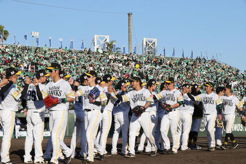 ソフトバンク対西武　勝利を祝うソフトバンクナイン（撮影・梅根麻紀）