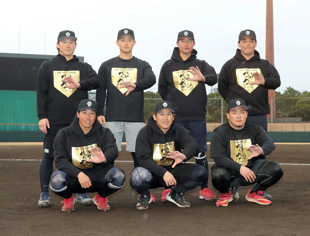 自主トレを公開し、集合写真に納まる前列左から広島石原、ソフトバンク甲斐、楽天石原、後列左からDeNA東妻、ソフトバンク居谷、楽天江川、巨人山瀬（2023年1月22日撮影）
